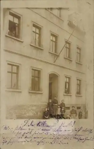 Foto Ak Siebenlehn Großschirma in Sachsen, Foto eines Wohnhauses, Kinder und Erwachsene