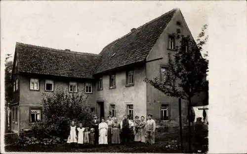 Foto Ak Waldenburg in Sachsen, Familie am Wohnhaus