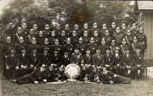 Ak Schilbach Schöneck im Vogtland, Gruppenfoto von Feuerwehrmännern, 50 Jahre Feuerwehr, Festtag