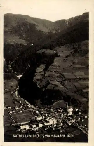 Ak Windisch Matrei in Osttirol, Blick auf  eingebettet in eine wunderschöne Berglandschaft. Im...