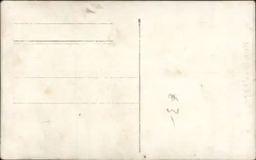 Foto Ak Kleines Kind mit Schaf-Spielzeug, Porträt