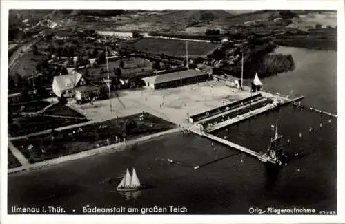 Ak Ilmenau in Thüringen, Fliegeraufnahme, Badeanstalt am großen Teich