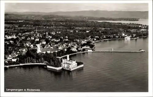 Ak Langenargen am Bodensee, Schloss Montfort, Langenargen a. Bodensee, Luftaufnahme mit See un...