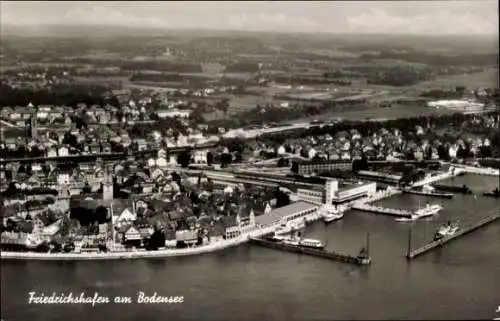 Ak Friedrichshafen am Bodensee, Friedrichshafen am Bodensee, Luftaufnahme vom Hafen mit Blick ...