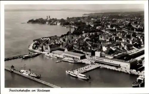 Ak Friedrichshafen am Bodensee,  zwei Schiffe am Hafen, im Hintergrund die Alpen