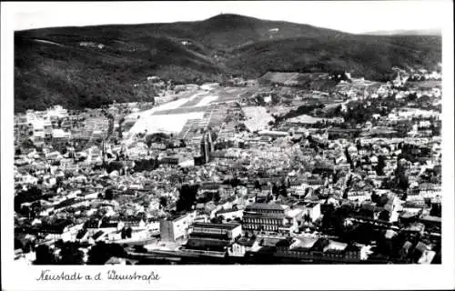 Ak Neustadt an der Weinstraße, Stadtansicht von Neustadt an der Weinstraße mit vielen Gebäuden...