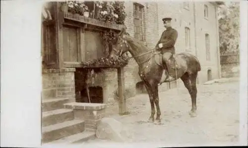 Foto Ak Luckau in der Niederlausitz, Reiter, Soldat in Uniform