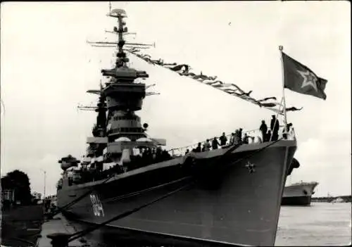 Ak  Kriegsschiff, Flagge der Sowjetunion, Personen an Bord, Personen am Uf...