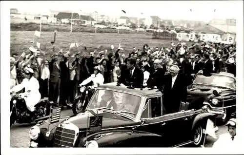 Foto Ak Kennedy und Erhard in einem offenen Auto, winkend