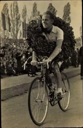 Foto Ak Gustav-Adolf Schur bei seiner Ehrenrunde, Etappensieg Leipzig