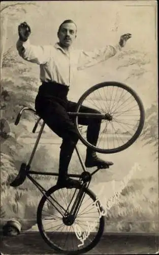 Foto Ak Variete-Künstler, Zirkus, Fahrrad