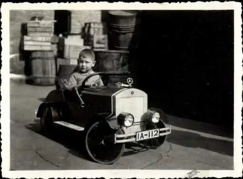 Foto Junge im Auto, Kennzeichen IA-112, Spielzeug