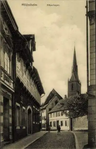 Ak Hildesheim in Niedersachsen, Fachwerkhaeuser, Kirchturm, Kopfsteinpflaster