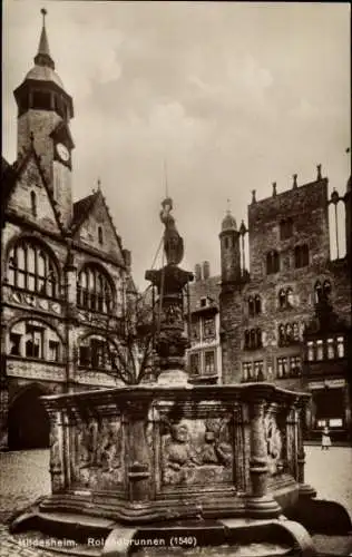 Ak Hildesheim in Niedersachsen, Rolandbrunnen, Rathaus und Marktplatz