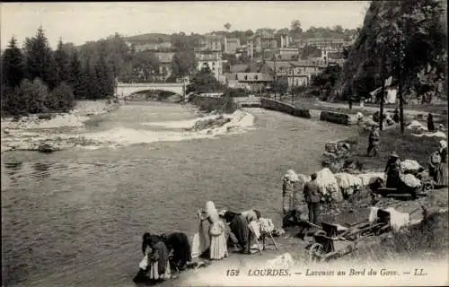 Ak Lourdes Hautes Pyrénées, Waschfrauen am Ufer des Gave