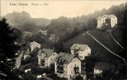 Ak Rathen an der Elbe Sächsische Schweiz, Mehrere Häuser auf einem Berg. Im Hintergrund sind w...