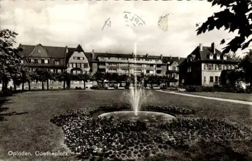 Ak Opladen Leverkusen im Rheinland, Auf dem Bild ist ein Brunnen mit darum herum liegenden Häu...