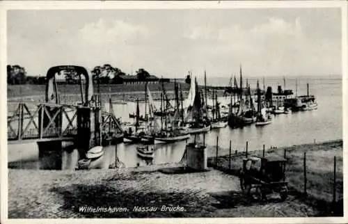 Ak Rüstringen Wilhelmshaven,  Nassau Brücke, Schiffe im Hafenbecken, Kaimauer, Böschungsboote,...