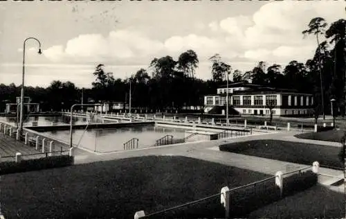 Ak Fulda in Hessen, Badestrand mit Sprungturm, Umkleidekabinen und Restaurant