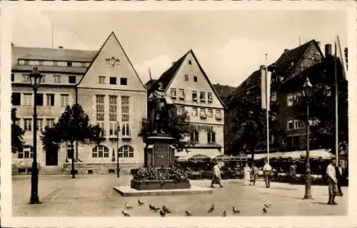 Ak Lutherstadt Eisenach Thüringen, Hellthal,  Markt mit Lutherdenkmal