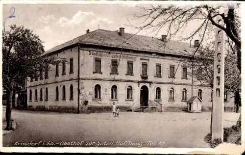 Ak Arnsdorf in Sachsen, Gasthof zu guter Hoffnung, zwei Jungen vor dem Gasthof