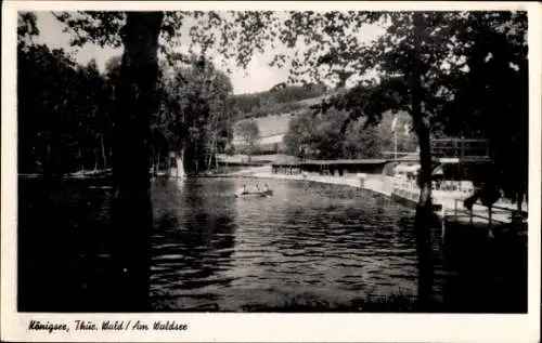 Ak Königsee in Thüringen, Blick auf den Waldsee mit Bootshaus und Bäumen