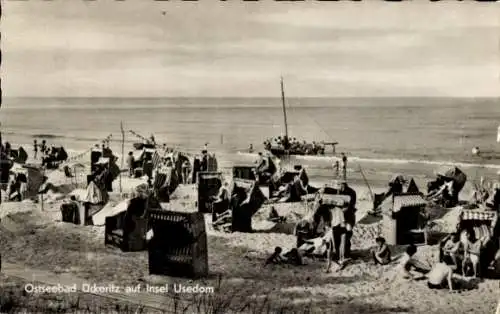 Ak Ostseebad Ückeritz auf Usedom, Kinder spielen am Strand, im Hintergrund ist das Meer zu sehen.