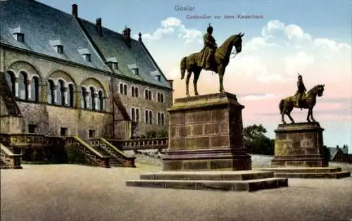 Ak Goslar am Harz, Mehrere Denkmäler vor dem Kaiserhaus, zwei Reiterstandbilder und ein großes...