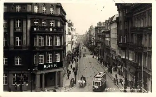 Foto Ak Poznań Posen, Berlinerstraße, Bankgebäude, Straßenbahn, Fußgänger