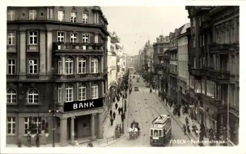 Foto Ak Poznań Posen, Berliner Straße, Bankgebäude,  Straßenbahn