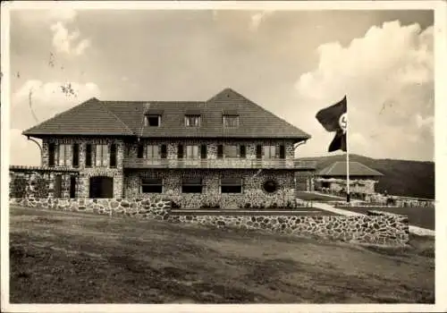 Ak Dermbach in der Rhön Thüringen, Historisches Gebäude, Flagge, Steinmauer, Wolken, Gasthof