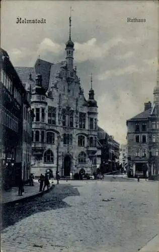 Ak Helmstedt in Niedersachsen, Rathaus, Gebäude im historischen Stil, Menschen auf der Straße