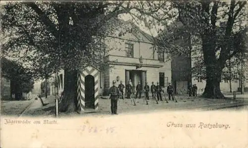 Ak Ratzeburg im Herzogtum Lauenburg, Jägerwache, Markt, historische Gebäude, Soldaten, Bäume