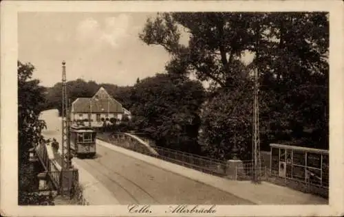 Ak Celle in Niedersachsen, Allerbrücke, Straßenbahn, Gebäude, Bäume, Straßenansicht