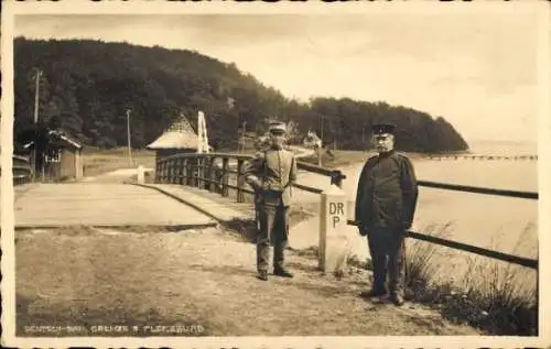 Ak Flensburg in Schleswig Holstein, Zwei Soldaten an einer Brücke, Grenzschilder, ländliche La...