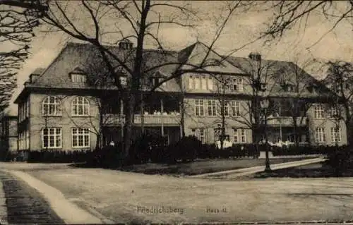 Ak Friedrichsberg Schleswig an der Schlei, Zweistöckiges Gebäude, viele Fenster, Baumlinien, P...