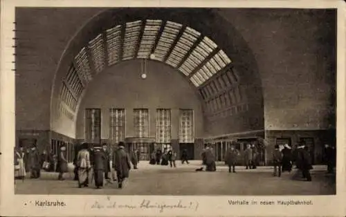 Ak Karlsruhe in Baden, Vorhalle im neuen Hauptbahnhof, Personen mit Gepäck, historische Archit...