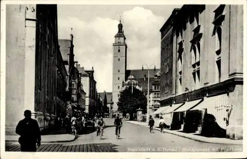 Ak Ingolstadt an der Donau Oberbayern, Straße mit historischen Gebäuden, Pfeifturm, Radfahrer,...