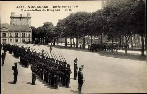 Ak Vincennes Val de Marne, Intérieur du fort, Présentation du Drapeau, Truppen