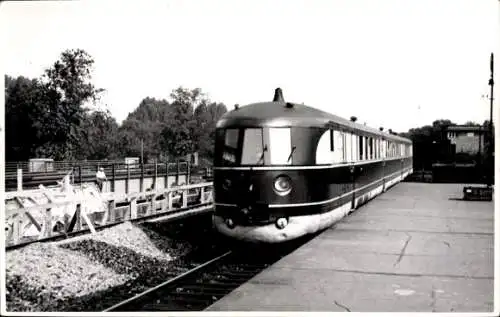 Foto Zug fährt am Bahnhof ein