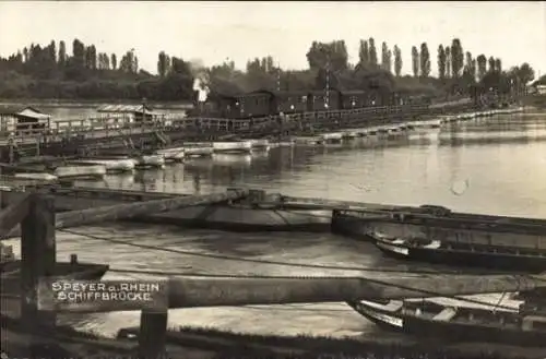 Foto Ak Speyer am Rhein, Schiffbrücke mit Eisenbahn