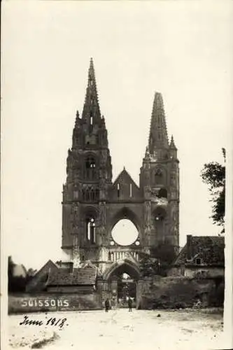 Foto Ak Soissons Aisne, Zerstörte Kirche, Jahr 1918