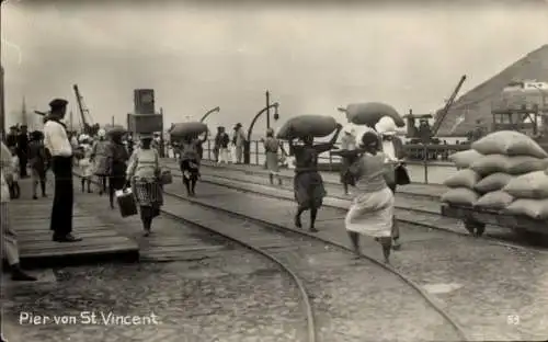 Ak Saint Vincent und die Grenadinen Karibik, Pier, Lastenträger