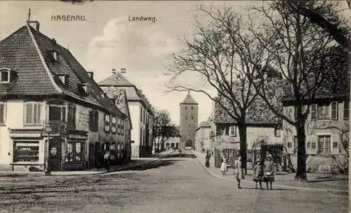 Ak Haguenau Hagenau im Elsass Bas Rhin, Straße mit Häusern, Ziegelturm im Hintergrund, Bäume, ...