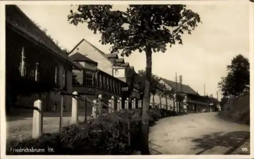 Ak Friedrichsbrunn Thale im Harz, Ortsansicht, Straße, Gebäude, Zaun, historischer Stil