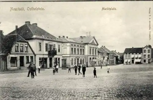 Ak Neustadt in Holstein, Marktplatz, Gebäude, Menschen, Verlag T. J. Ahrendts