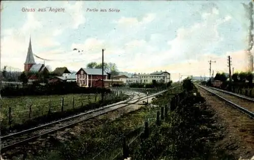 Ak Sörup in Angeln, Vorderansicht von  Kirche, Häuser, Gleise