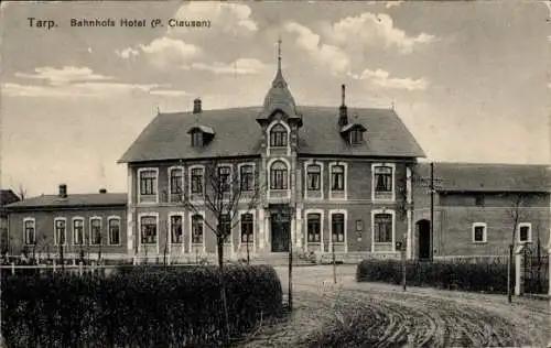 Ak Tarp in Schleswig-Holstein, Bahnhofs Hotel, P. Clausen, schöner Himmel, Straßenansicht, Bäume