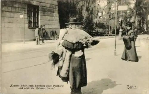 Judaika Ak Berlin, Berliner Typen, Jüdischer Straßenverkäufer mit Pelzwaren, Straßenszene