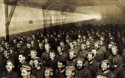 Foto Ak Deutsche Soldaten in Uniformen, Feldkino, Kino, Kaiserzeit